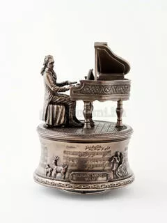 Mozart zongorázik -  zenélő és forgó szobor